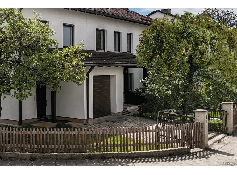Erste Garage. Links ein Apfelbaum. Rechts ein Pflaumenbaum.