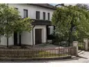 Erste Garage. Links ein Apfelbaum. Rechts ein Pflaumenbaum.