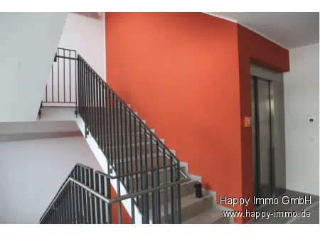 Treppenhaus mit Fahrstuhl