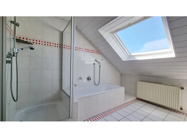 Bad mit Wanne und Dusche