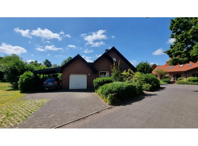 Straßenansicht und Garage
