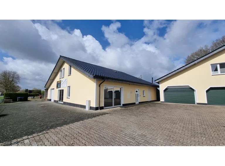 Frontanasicht mit optinaler Garage