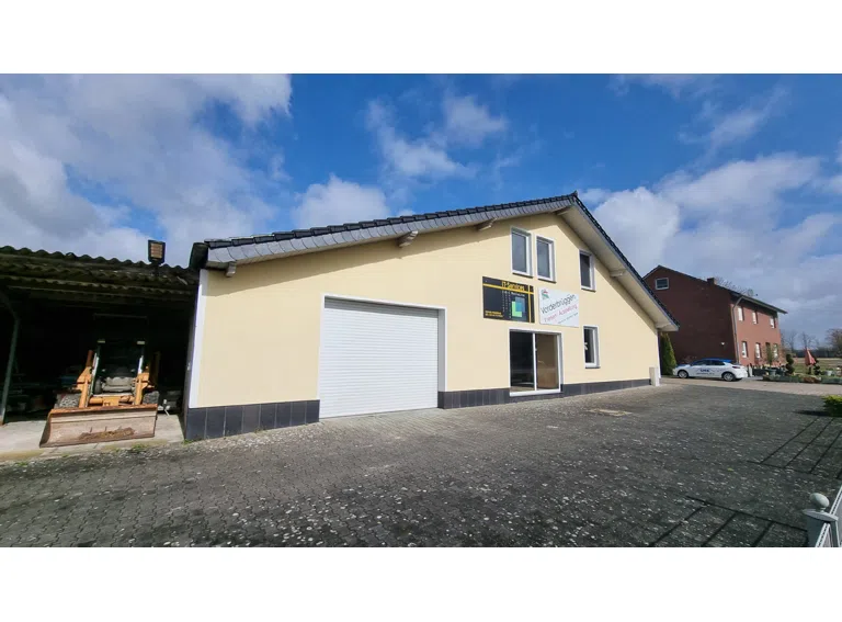 optionale Garage mit Zugang in die Auststllung