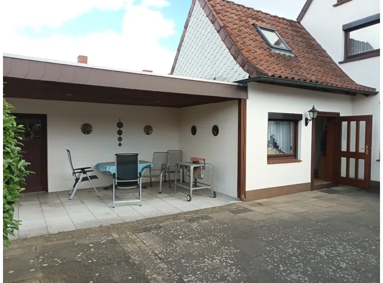 Rückansicht mit überdachtemFreisitz
