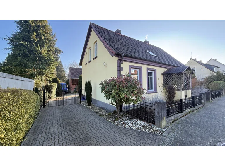 Straßenseite/ Auffahrt