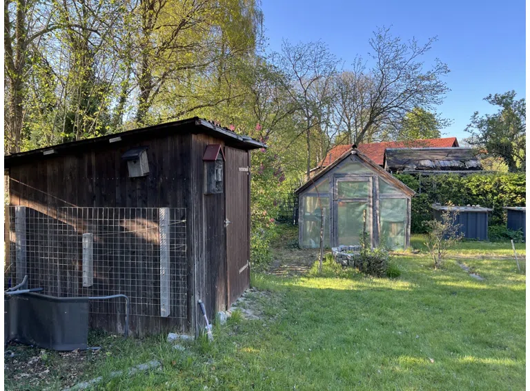 Garten mit Nebengebäuden