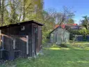 Garten mit Nebengebäuden