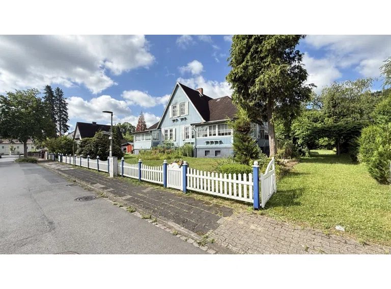 Straßenseite/rechte Einfahrt