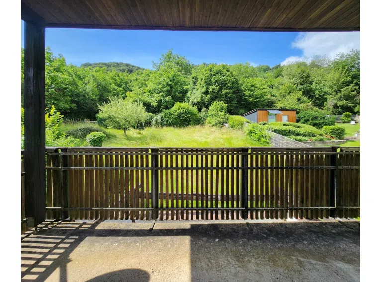 Rückwärtiger Balkon mit Blick in den Garten
