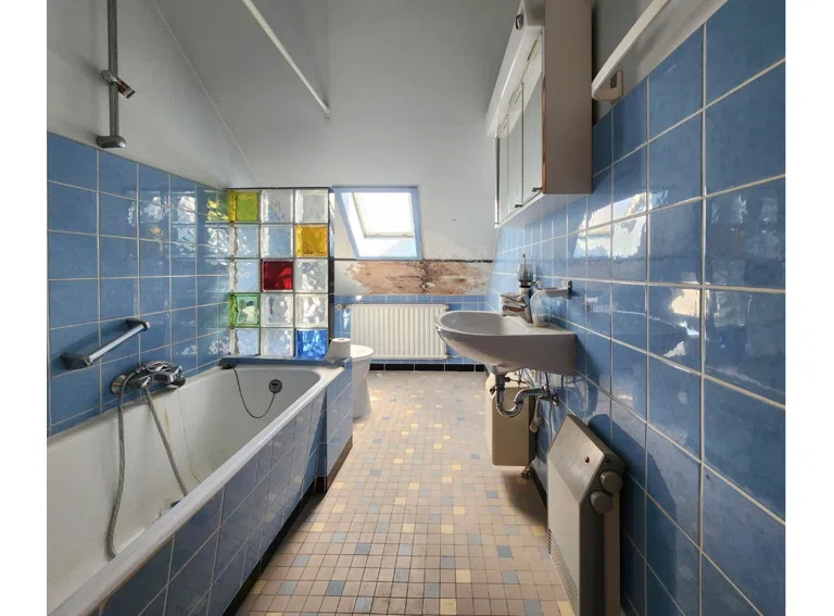 Tageslicht-Bad mit Badewanne im Obergeschoss