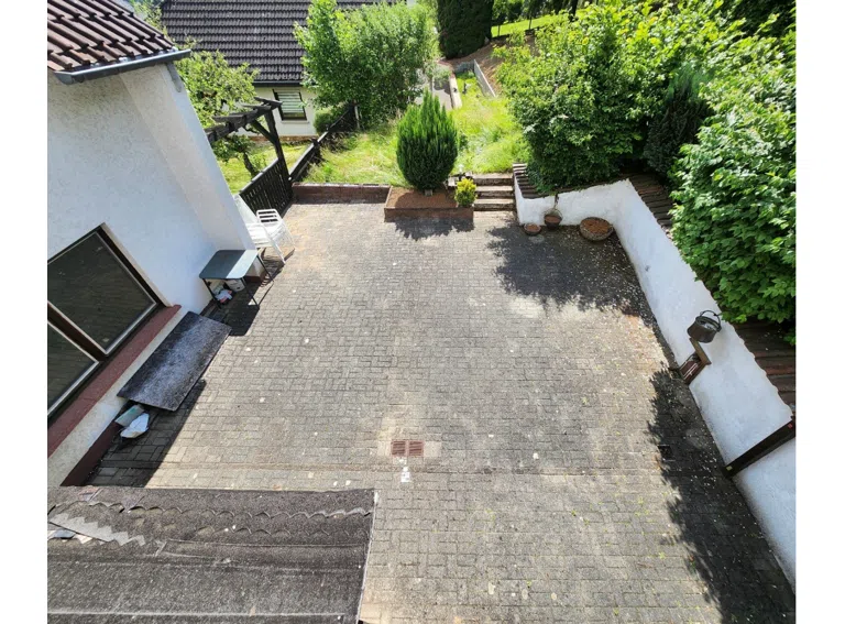 Blick vom rückwärtigen Balkon auf die Terrasse