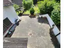 Blick vom rückwärtigen Balkon auf die Terrasse