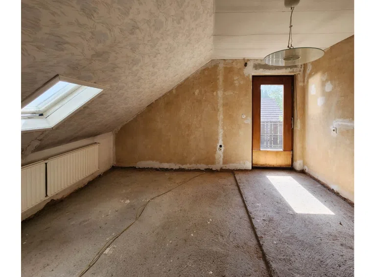 Ein zweites von drei Zimmern im Obergeschoss, ebenfalls mit Zugang zum seitlichen Balkon