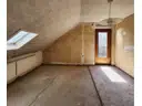 Ein zweites von drei Zimmern im Obergeschoss, ebenfalls mit Zugang zum seitlichen Balkon