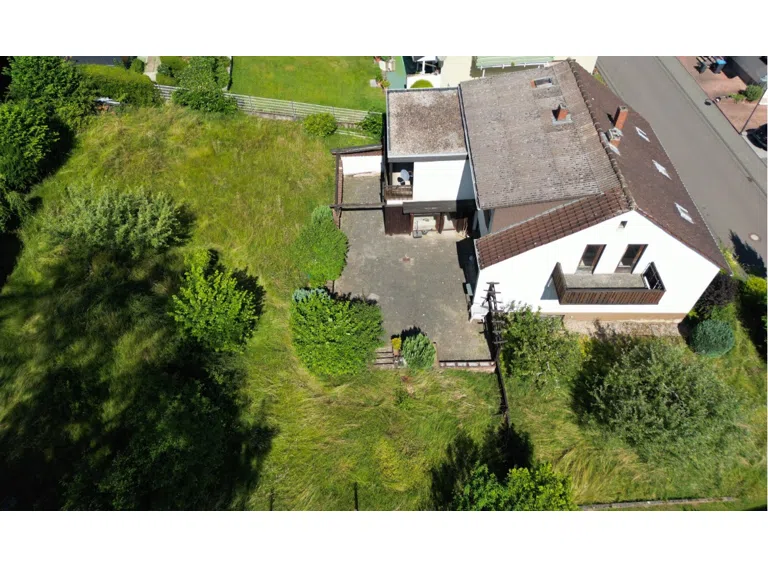 Seitenansicht mit Terrasse, Balkonen und Garten