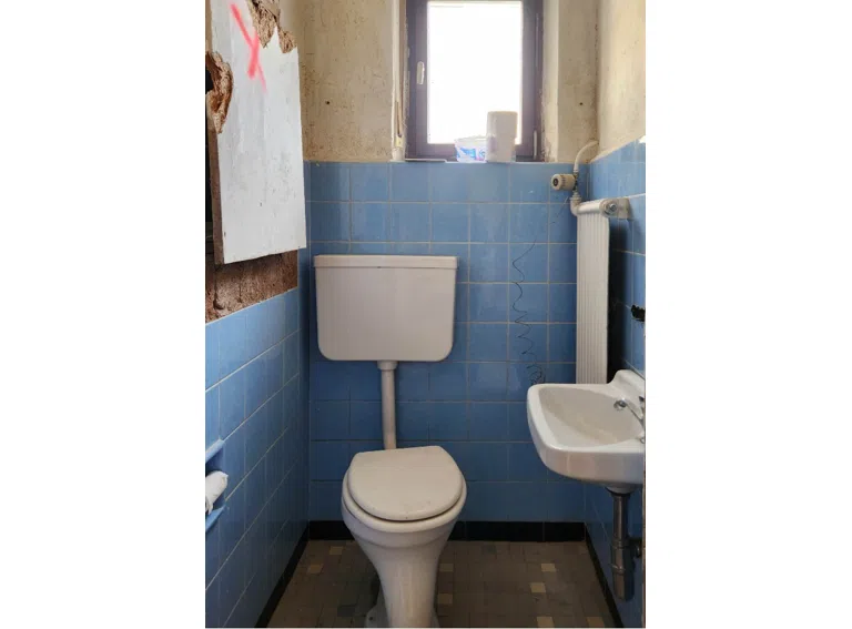 Gäste-WC mit Fenster im Erdgeschoss