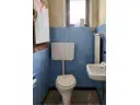 Gäste-WC mit Fenster im Erdgeschoss