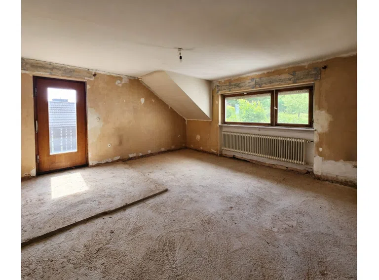 Eines von drei Zimmern im Obergeschoss, mit Zugang zum seitlichen Balkon