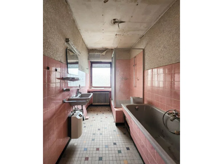 Tageslicht-Bad mit Badewanne und Dusche im Erdgeschoss