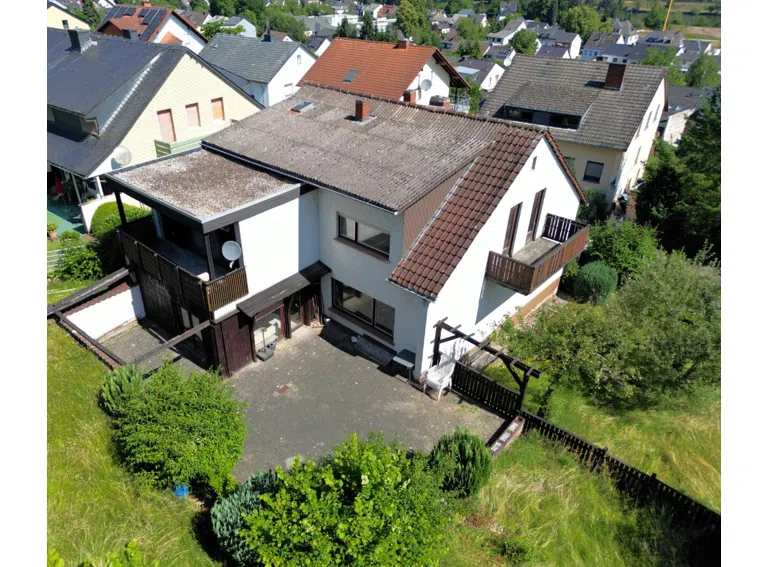 Rückansicht mit großer Terrasse und Teile des Gartens