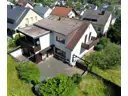 Rückansicht mit großer Terrasse und Teile des Gartens