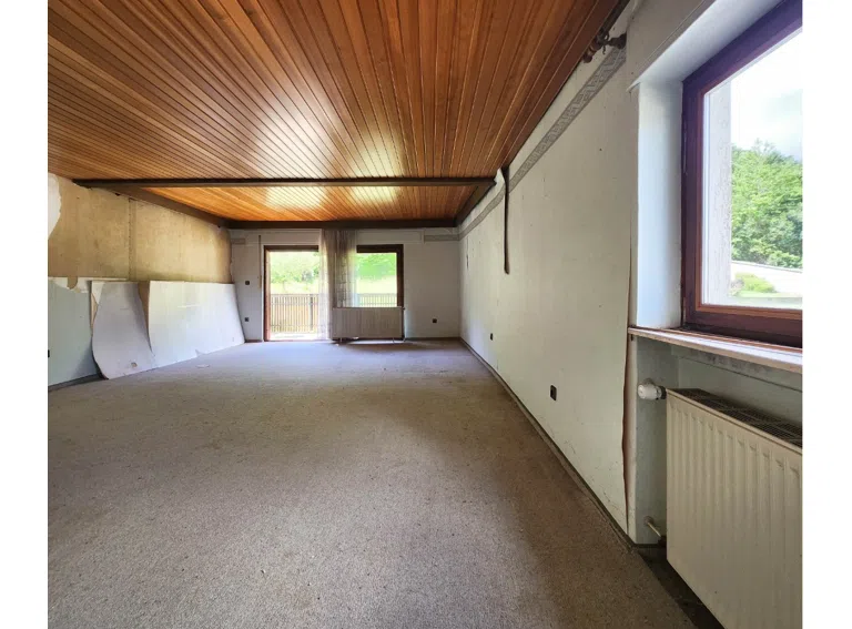 Zimmer/Anbau mit Zugang zum rückwärtigen Balkon im Obergeschoss