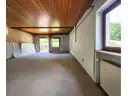 Zimmer/Anbau mit Zugang zum rückwärtigen Balkon im Obergeschoss