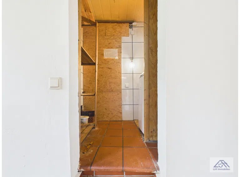 Waschkammer im Altbau Küche und Durchgang zum Anbau