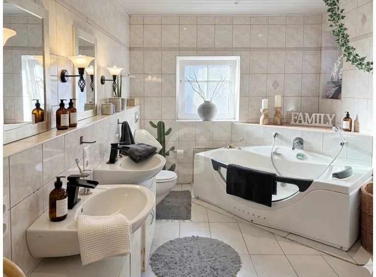 großes Bad mit Badewanne