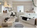 großes Bad mit Badewanne