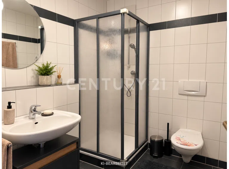 Modernes Bad mit Duschkabine