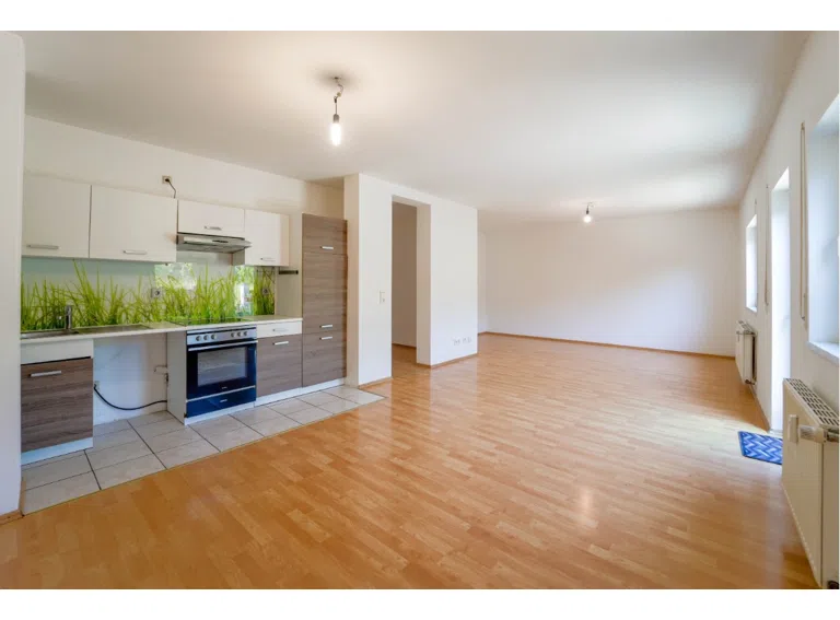 OG Wohn- und Esszimmer mit offener Küche und Zugang zu Terrasse und Garten