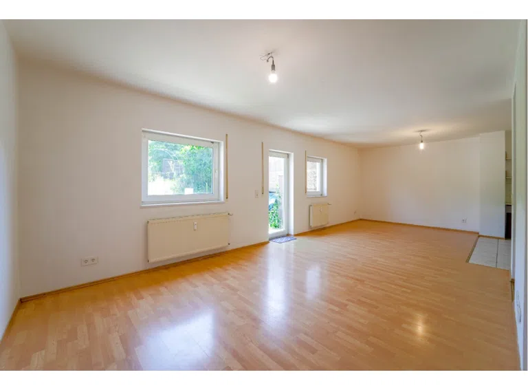 OG Wohn- und Esszimmer mit offener Küche und Zugang zu Terrasse und Garten 4