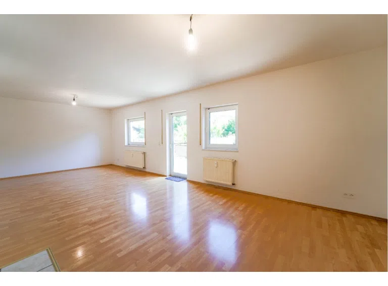 OG Wohn- und Esszimmer mit offener Küche und Zugang zu Terrasse und Garten 2