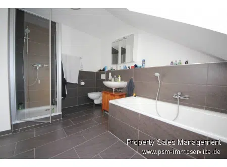 Bad mit Wanne und Dusche im DG