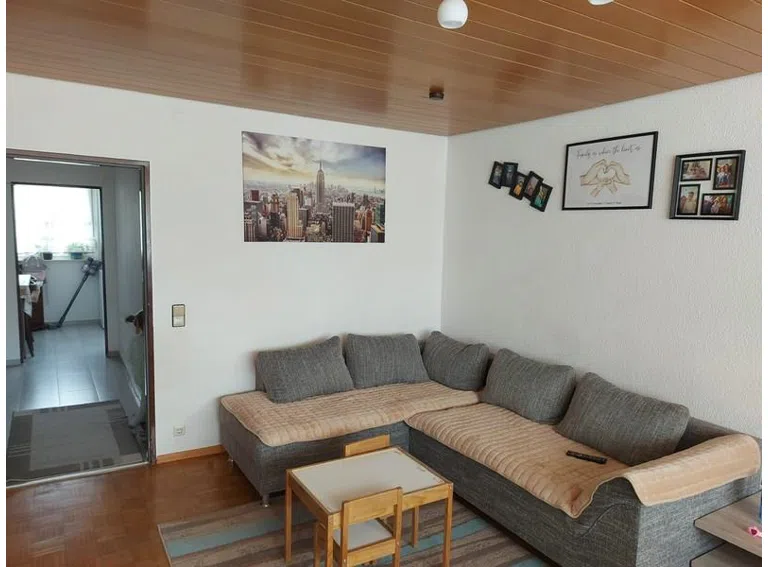 7 WoZi mit Blick in Flur und Küche