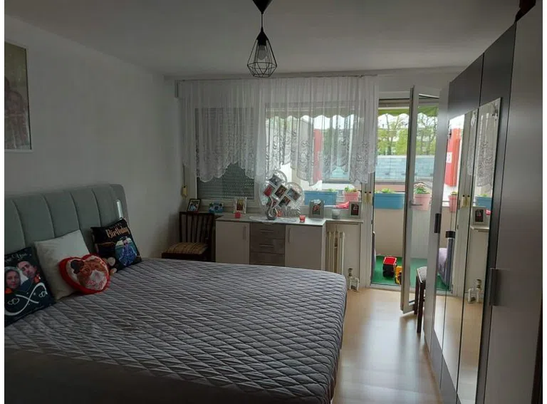 11 Schlafzimmer mit Balkonzugang