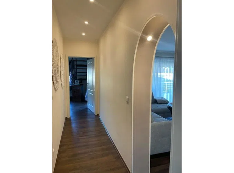 29 WE1 Flur mit Blick zum SZi und Treppe zur Ankleide