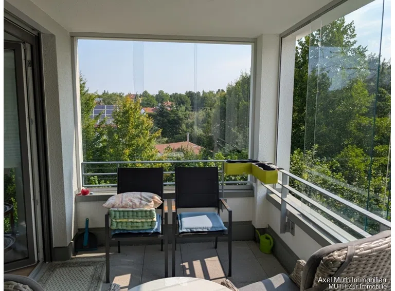 sonniger, windgeschützter Balkon