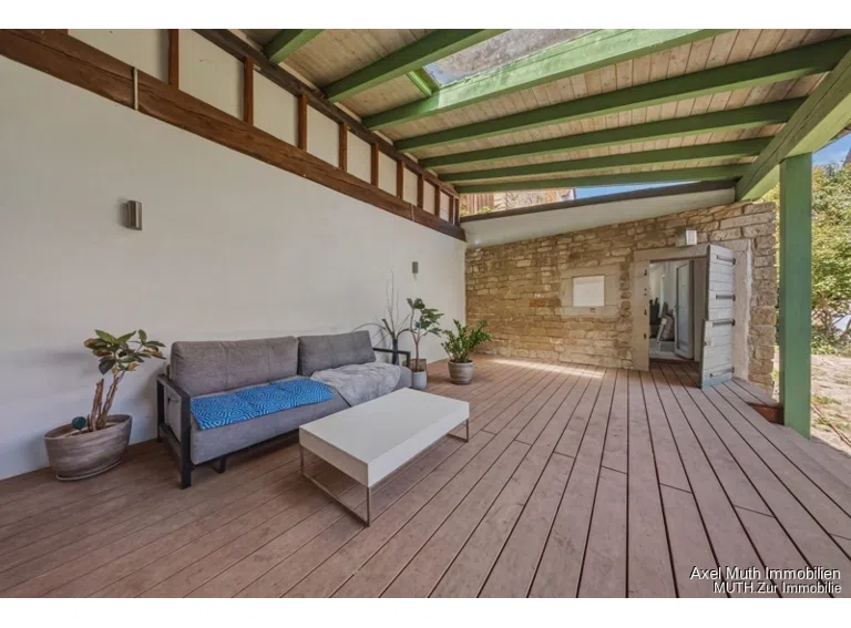 Überdachte Terrasse -Sicht zum Nebengebäude