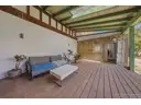 Überdachte Terrasse -Sicht zum Nebengebäude