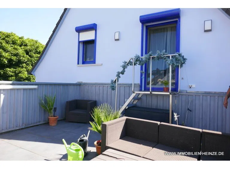 Blick zum Haus von Terrasse