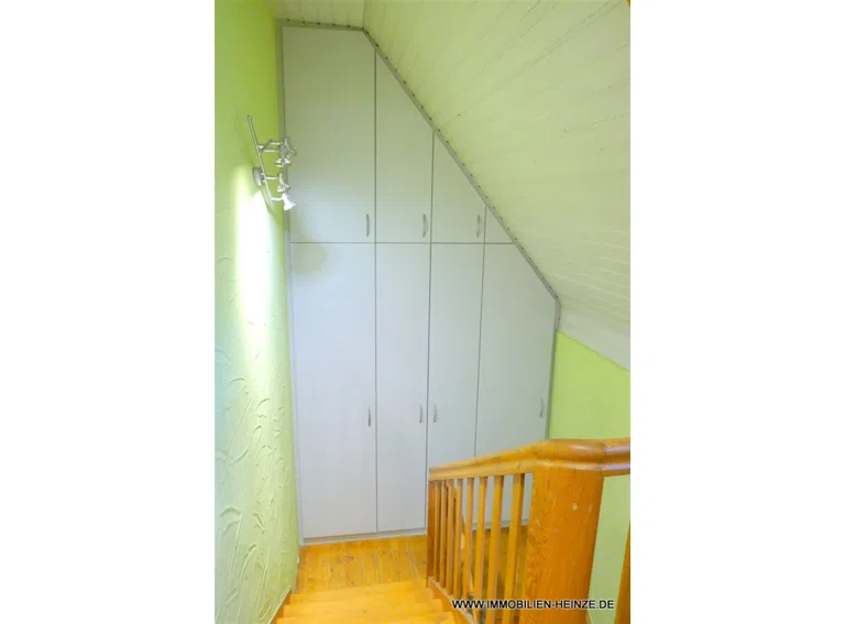 schöne Holztreppe und Einbauschrank