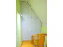 schöne Holztreppe und Einbauschrank