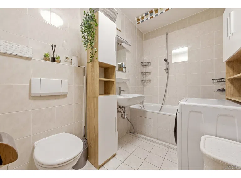 Badezimmer mit Waschmaschinen-Anschluss. (Bild KI gestützt bearbeitet)