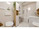 Badezimmer mit Waschmaschinen-Anschluss. (Bild KI gestützt bearbeitet)