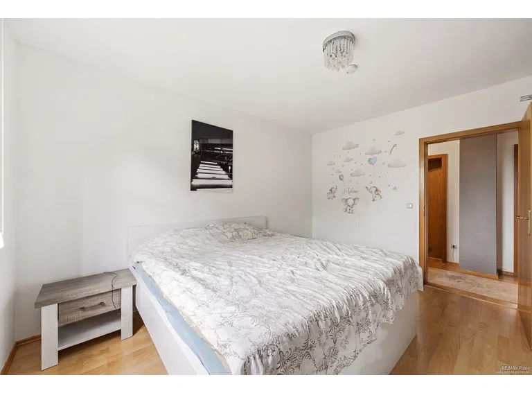 Geräumig für ein Doppelbett und Schrank. (Bild KI gestützt bearbeitet)