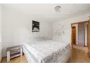 Geräumig für ein Doppelbett und Schrank. (Bild KI gestützt bearbeitet)