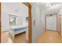Blick in das Schlafzimmer. (Bild KI gestützt bearbeitet)