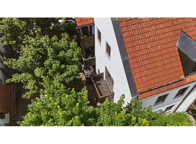 Blick auf die Balkone (Bild KI gestützt bearbeitet).
